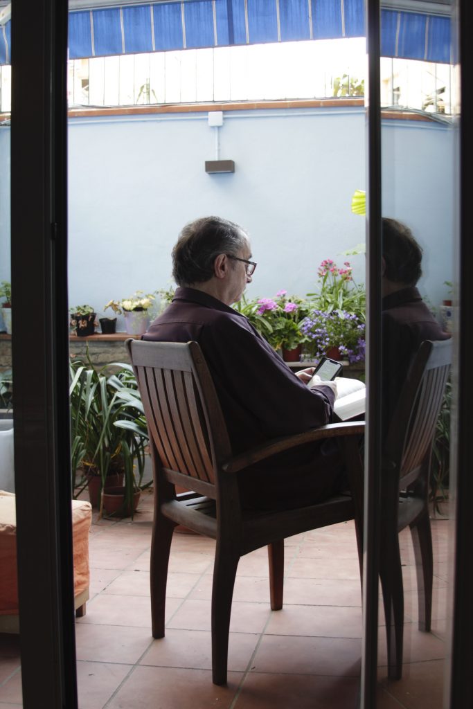 Llegint al pati de casa